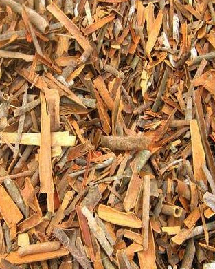 Close-up of dried cinnamon chips and little sticks